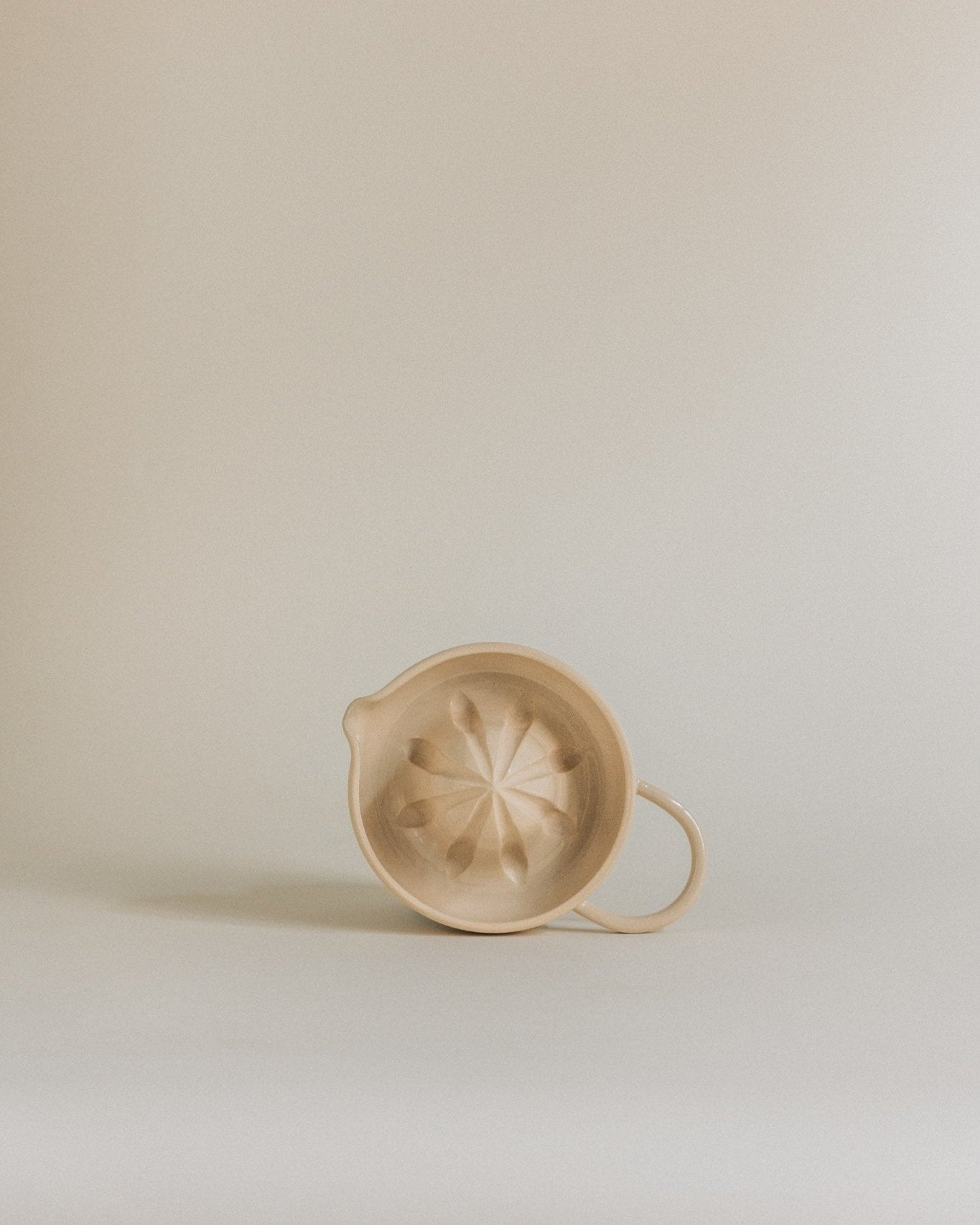 Citrus squeezer in clay